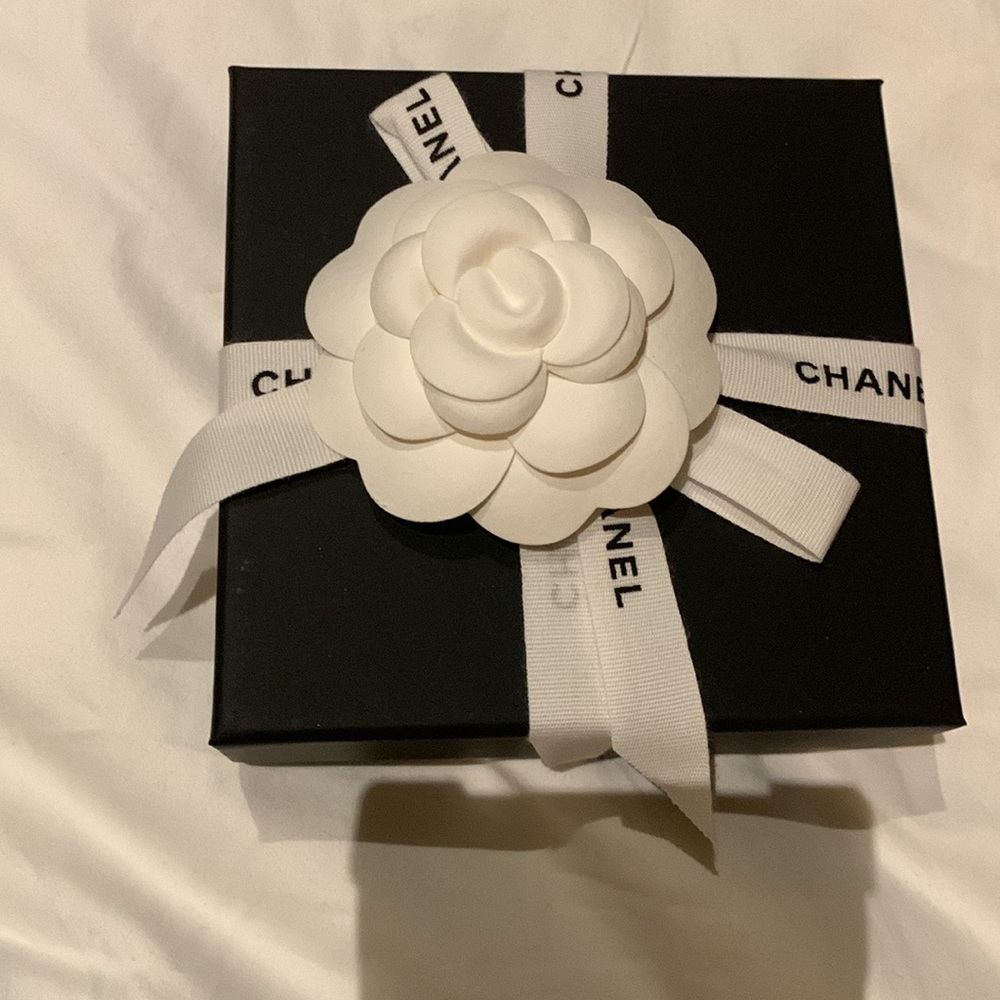 Authentic Brand new,authentic Chanel White Pearl Necklace with pouch, box,ribbon - Picture 13 of 13